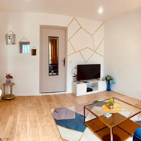 Cozy, Bright Apartment - Disney - Private Parking
